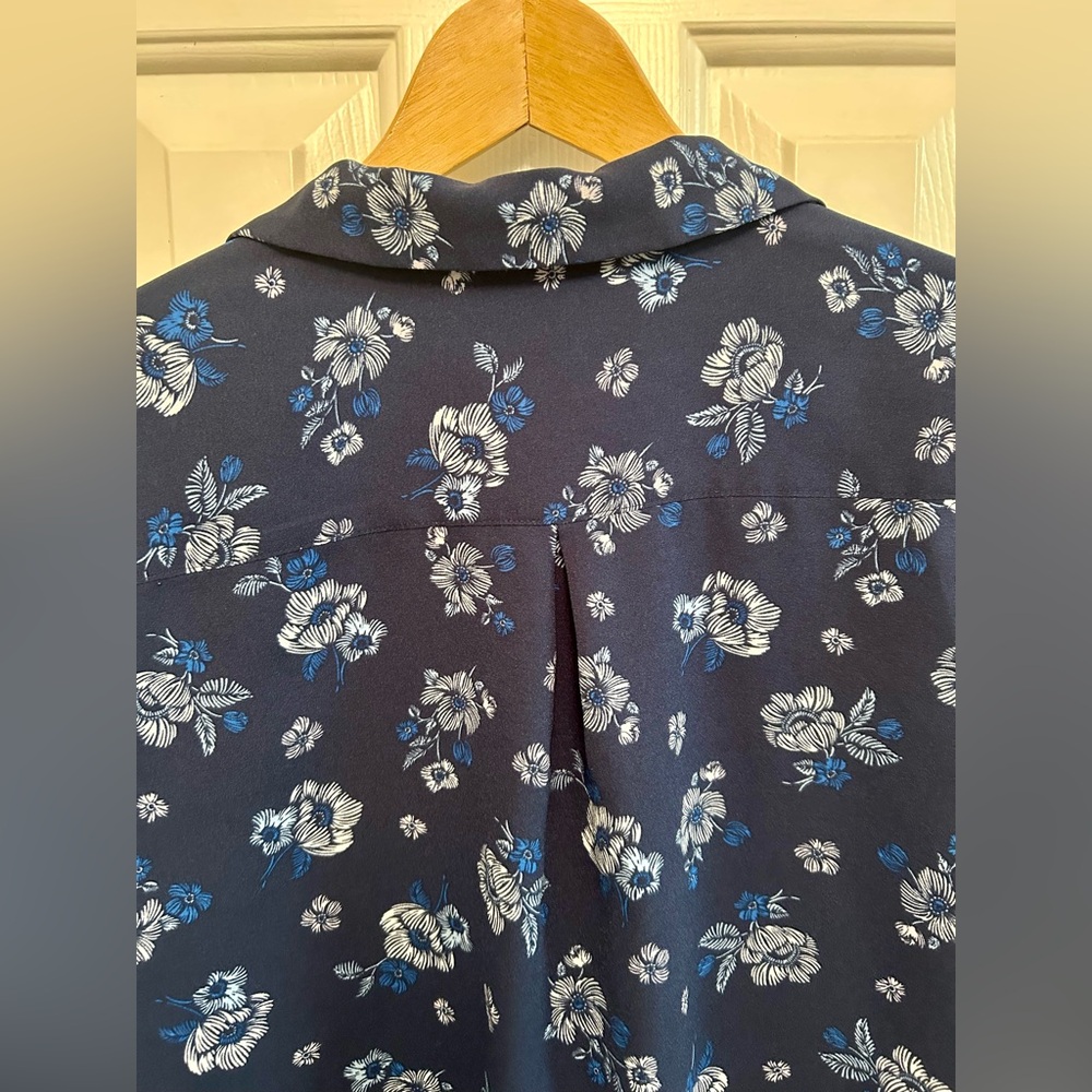 Chase Bank Lands End Top Shirt Navy Floral Sz Medium - Picture 8 of 9